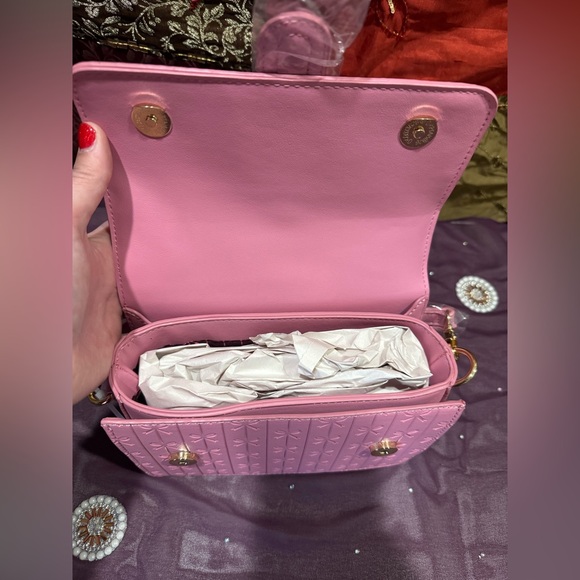 Betsey Johnson’s Pink Bow Embossed Women's Handbag Removable Crossbody Strap 🩷 - Picture 6 of 9